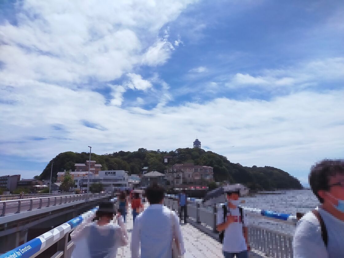 江の島弁天橋から見た江の島。島の上に江の島シーキャンドルが見える