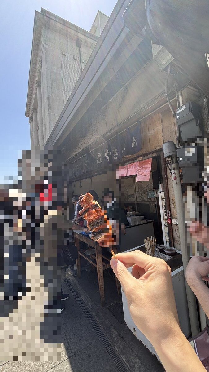 ねぎま1種類だけを焼いている店頭。1本がとにかく大きい
