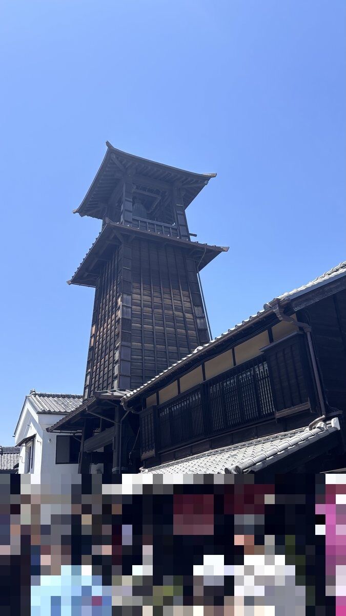 川越のシンボル「時の鐘」。下から見上げると想像以上の高さがある