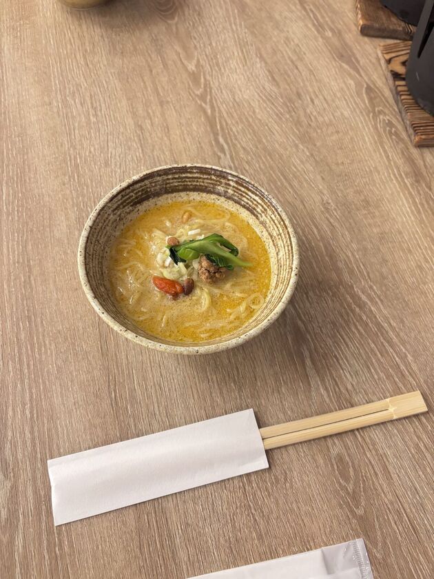 亀の井ホテル草津リゾートの夜食「地獄めぐり担々麺」。この日は白ごま担々麺