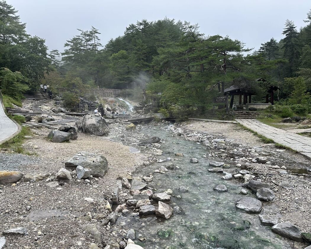 西の河原公園。温泉が川のように流れ、あちこちから湯気が立ちのぼる