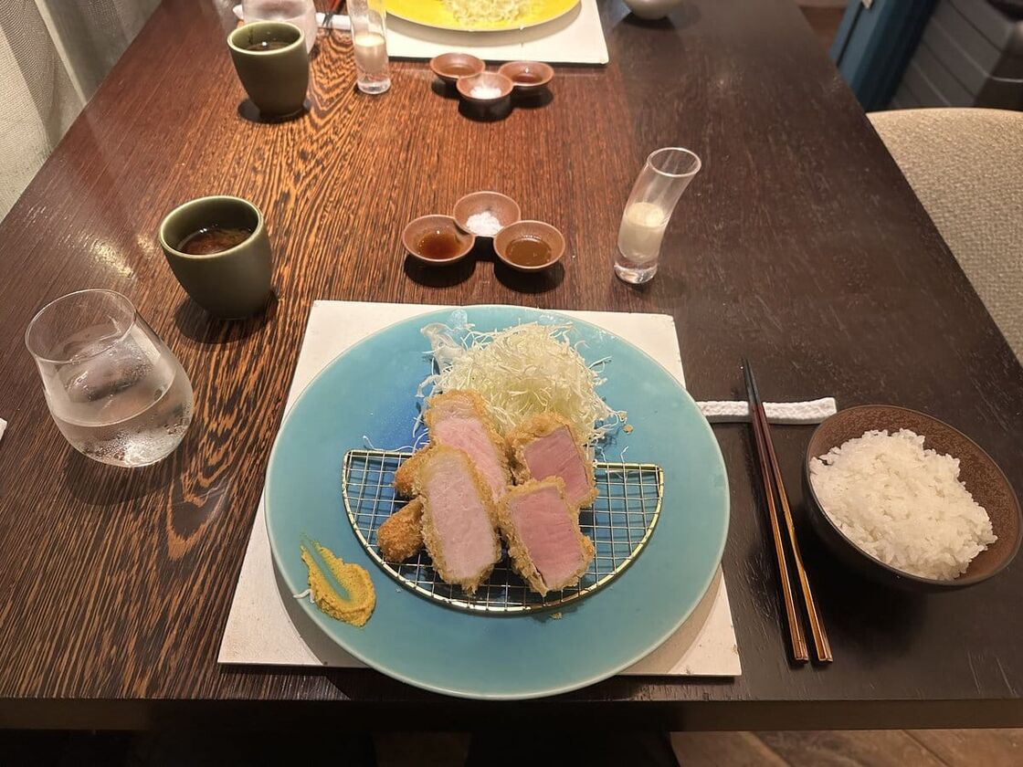 カツレツMATUMURAのフィレとロースのDUO定食。キャベツ、ご飯、赤味噌のみそ汁が並ぶ
