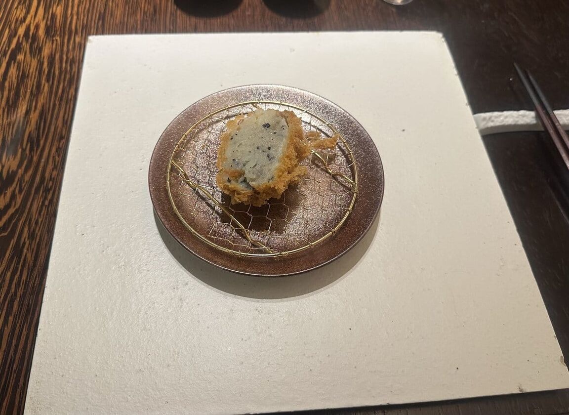 黒トリュフのコロッケの断面。中までぎっしり詰まっている