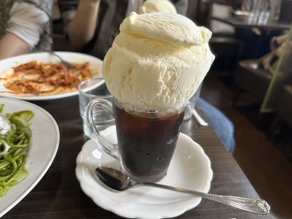 ジョッキに入ったコーヒーフロート。上に大きなアイスが乗っている