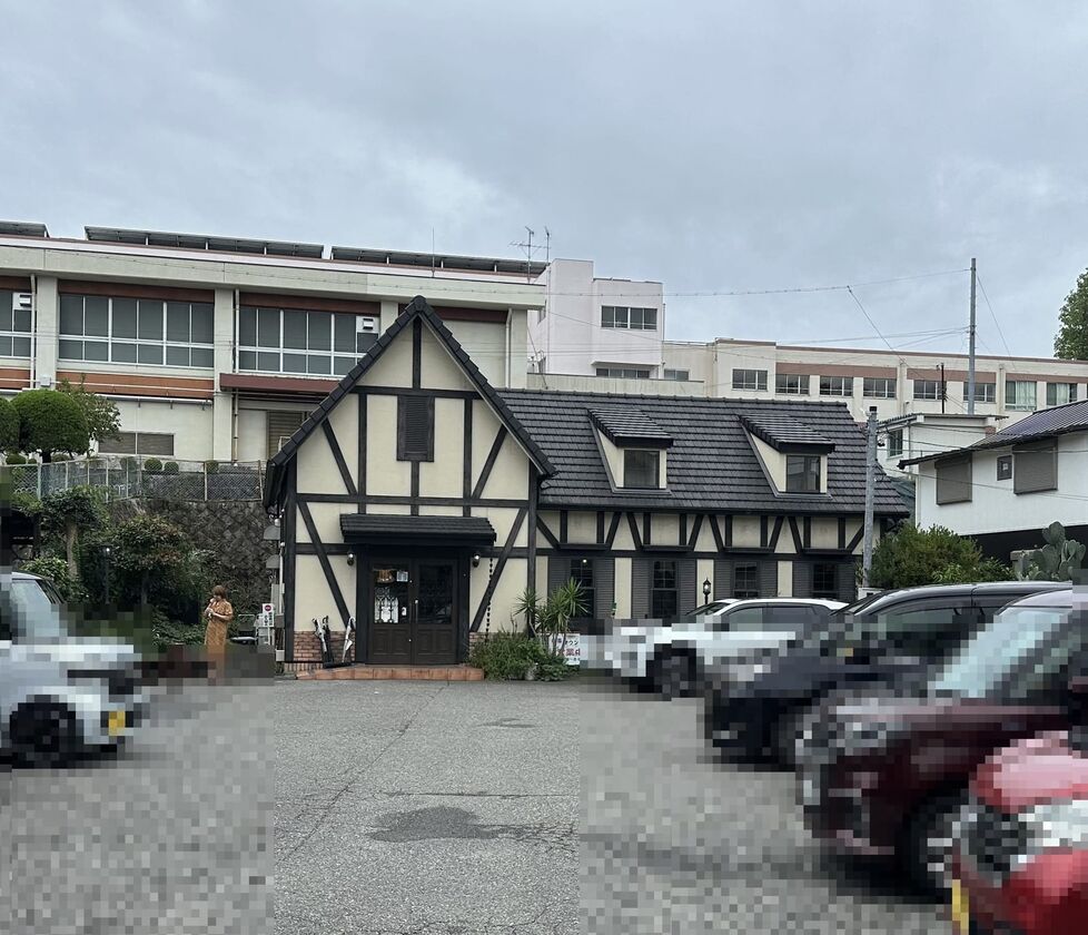 喫茶マウンテンの外観。山小屋風の建物と駐車場
