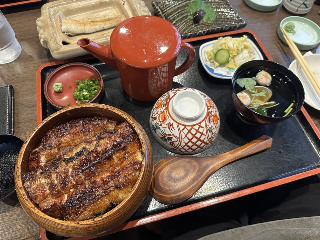 上ひつまぶし。薬味、出汁、肝吸いが付いている