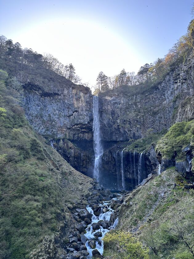 華厳の滝。切り立った岩壁の間をまっすぐ落ちる滝と、その下に流れ出す渓流