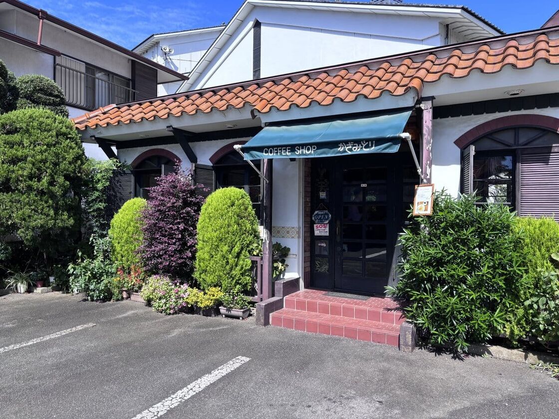 赤い瓦屋根とアーチ窓が目を引く、かざみどりの外観