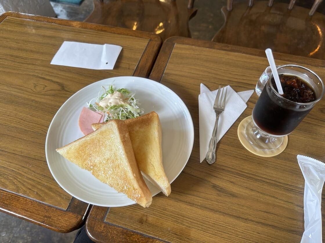 厚切りのバタートーストとハムのサラダ、アイスコーヒーのモーニングセット