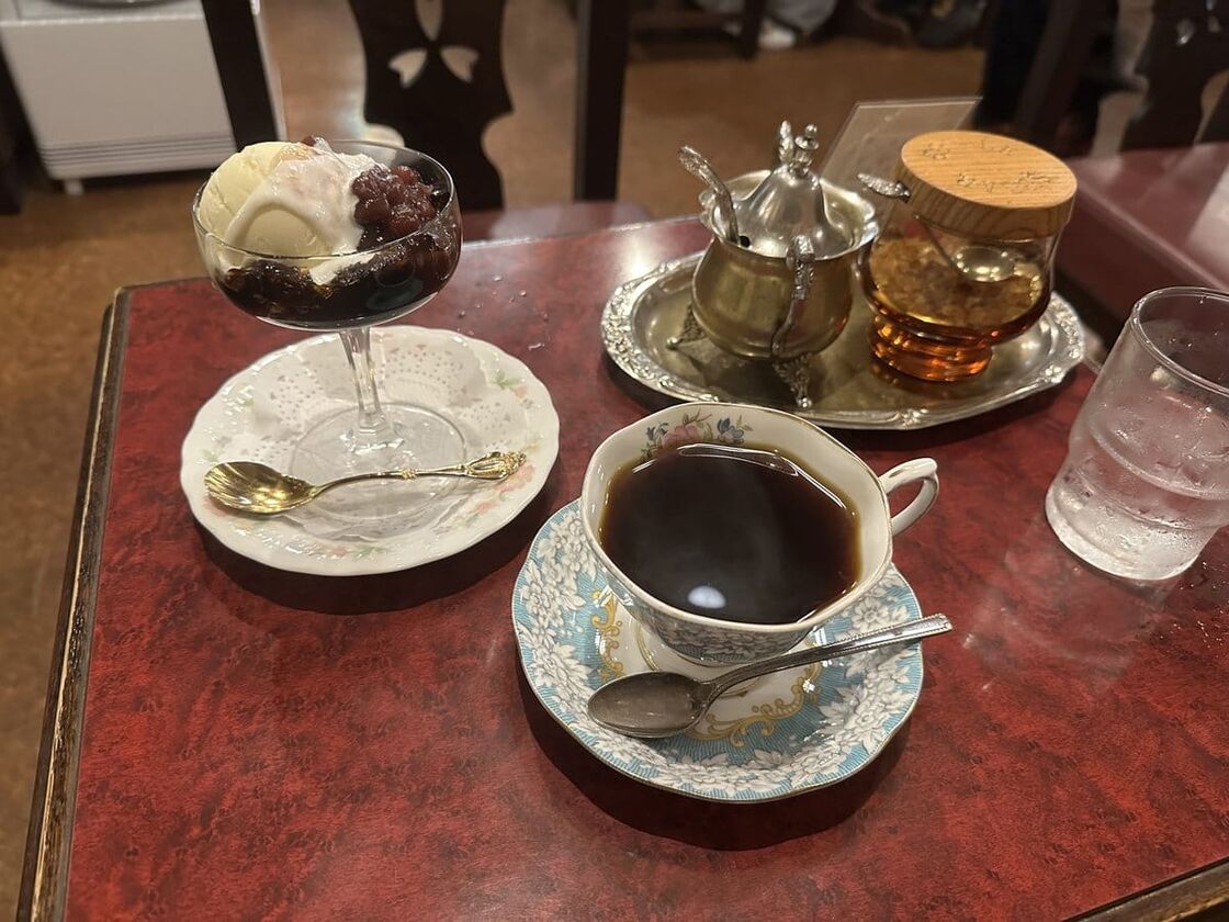 サイフォンで淹れたプレミアムブレンドとコーヒーぜんざい