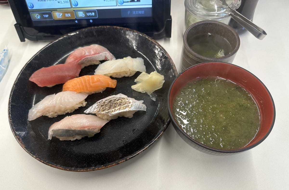 寿司7貫と味噌汁のランチセット。手前の炙り握りが太刀魚