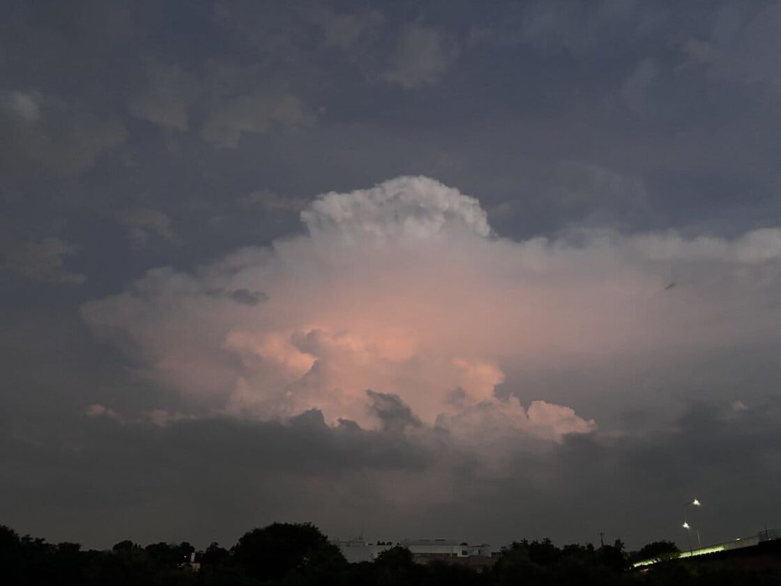 花火の前、夕焼けに染まる大きな入道雲