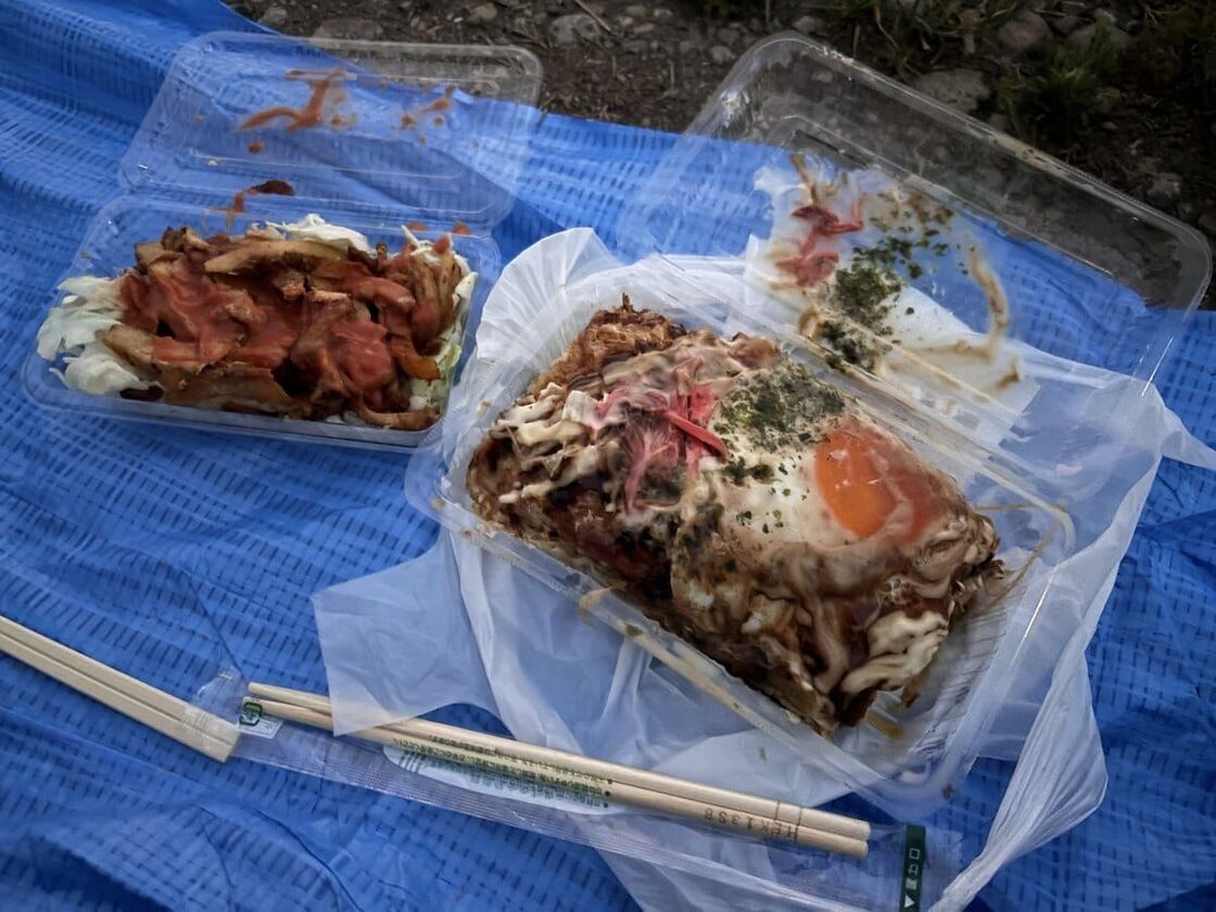 ブルーシートの上に置いた屋台の広島風お好み焼き