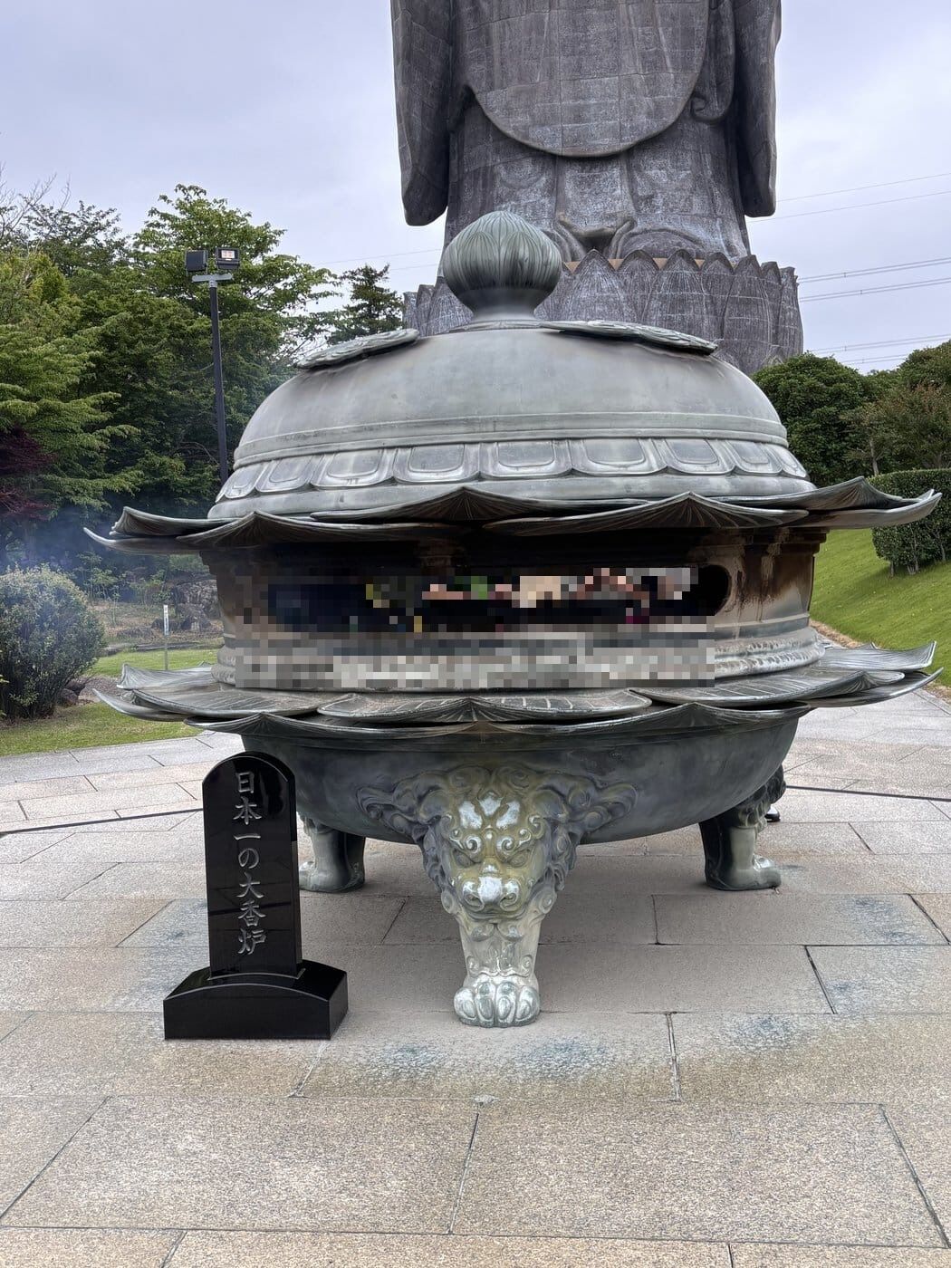 蓮の花をかたどった日本一の大香炉